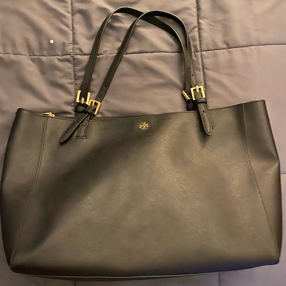 Black Tory Burch purse.